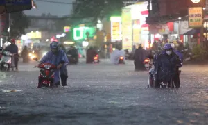 Nhiều tuyến phố TP HCM ngập trong mưa lớn cuối mùa