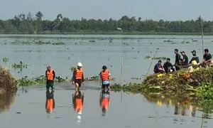 Ba thanh niên bị hút vào cống dẫn nước ao cá